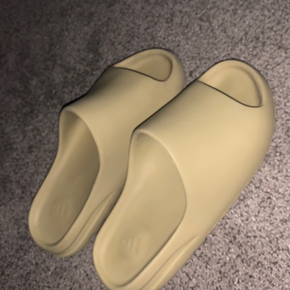 Used size 11 Yeezy slides no box